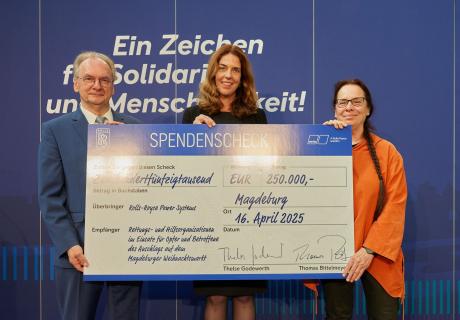 Frau Dr. Thelse Godewerth, Mitglied des Vorstandes und Arbeitsdirektorin von Rolls-Royce Power Systems, überreicht die Spende stellvertretend für die Hilfsorganisationen an den Ministerpräsident Dr. Reiner Haseloff.